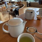 Viridis - 和食には日本茶をお願いしました。デザートもいろいろありましたが、食べきれないので、冷蔵庫を見て満足してました。