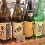 発酵酒場かえるのより道 - カウンターの日本酒いろいろ