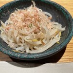 地葉はなれ - 突き出しのもやしの和物　ザーサイも少し入っていて美味しい