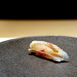 くるますし - タイの2枚重ね。 初めて見ました。 この店ではめずらしく、朝揚がってわずか数時間の熟成で。 プリプリ感を残しながら、柔らかくシャリと馴染むのは、薄く2枚重ねにしたおかげ。 これ、大将の計算なんだろうなぁ。 ほんとすごいなぁ、この人。