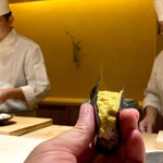 くるますし - 先代大将が海苔を炭火で炙り、大将が握る。 これもここのスペシャリテ、ワタリガニの身とミソのソースの海苔巻き。 季節によってはウチコが加わることも。 これ、実は海苔もワタリガニもシャリも熱々なのです。 この店だけで味わえる、親子技。 シビレます。