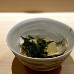 くるますし - これはビックリしましたなぁ。 アユの蒸し鮨。 アユの香りがうわぁってあふれます。 酸味強めのシャリに深みのある優しい肝ソース。 卓越したフランス料理のようです。 これが鮨職人の仕事。 ほんとに素晴らしい。