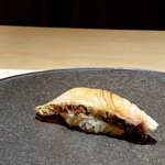 くるますし - 皮目をしっかり炙ったサワラ。 ほんと、サワラは鮨のために生まれた魚だと思う。 やわらかいとろけるような身質と甘い脂が、大将の手技を経て最高の江戸前鮨になります。