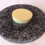 イザイ - 石の上に豪華にバターが！