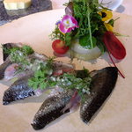 イザイ - 秋刀魚の炙りと焼きナスのサラダ