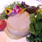 イザイ - ホタテさん大きく登場！秋刀魚の炙りと焼きナスのサラダ