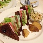 ベーカーバウンス - サーモンとアボガドサンドイッチ