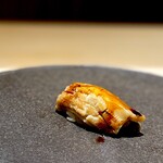 くるますし - 都内の名店に比べて、少し口当たりを残した穴子。 ふわっふわのとろっとろが東京では好まれますからね。 僕はどちらも好きです。 これだけ盛り上がった、想像の斜め上いく宴もそろそろ終わろうとしています。