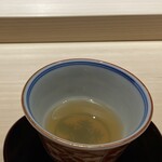 くるますし - いつもの出汁。 本日は、先ほどの伊勢海老。 甲殻類の出汁のかたまり。 調味はほぼされてません。