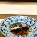 くるますし - 焼き目にグラデーションをつけるこの店のスペシャリテは、出世魚のブリの小型であるイナダ。 関東ではハマチでしょうか。 若いけどあふれる脂をたたえています。 強烈な香りのネギ・生姜の薬味。 味醂や酒で甘く仕上げる煮汁ではなく、あえて酸味が強いソース。 これこそが鮨職人の仕事です。 本日最高の逸品。