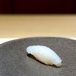 くるますし - わずかな包丁を入れ、サクッ感が残るイカも僕は好きです。 ネットリとねばりつくほど包丁を入れる店が昨今多くなってますが、僕はこれくらいにとどめておいてほしい派。