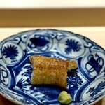 くるますし - 蒸し工程がないので、関東のヘタレの対極をなすような鰻。 甲殻類をいっぱい食べた鰻の一部は、最高級の「青鰻」になるんだとか。 文字通り「ザクッ！！」っと、音を立てるような皮目の食感。 タレなしで、焼き上がりを最短で客の前に。 鰻の脂と旨味を存分に味わえます。 おもわず声があがるほど、今年最高の鰻。 これが鮨職人の仕事です。