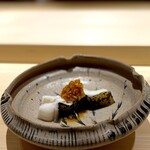 くるますし - 3mmはあろう透きとおるようなゼラチン質の皮目。 なんだと思います？ ウツボです。 上質なゼラチン、白くて弾力ある白身は、その外見からは想像できないほど上質。 高貴ですらあります。 酸っぱい玉ねぎソースが引き締めます。 外見で判断しちゃダメって、死んだ（死んでない！）母ちゃんの言葉を思い出しました。