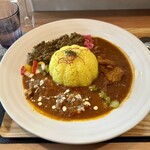 空腹は最高のスパイスカレー - 3種盛り ¥1200
            バターチキンカレー、ほうれん草のキーマカレー、牛すじ煮込みカレー