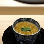 くるますし - ワタリガニの餡がたっぷりの茶碗蒸し。 下にはしゃりが。 まるで殻を炙ったような甲殻類特有の香りとミソ、身の旨味。 これもすごいです。 怒涛のように押し寄せる旨さの大群に、しあわせ過ぎて、もう、ヘロヘロです。