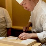 くるますし - イカに隠し包丁を入れまくる大将。 甘みを引き出す包丁の技です。