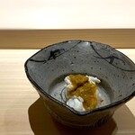 くるますし - 本日は、一皿目から、頭をガツンとやられるような強烈な逸品。 伊勢海老の炙り。 少し前までは握ってましたけど、こちらは一層、力強い。 ほのかな炙りの香を楽しみ、濃厚で強烈なミソまみれのはじこる弾力の大振りな身に食らいつけば旨味爆弾が炸裂。