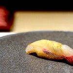 くるますし - ハマチでしょうか？ この店でいつも出されるブリに比べて、20代女性ピチピチさを感じる瞬間漬け。 漬けるのは毎度、先代の大将。