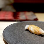 くるますし - 旨すぎるつまみに腰抜けになる寸前、やっと鮨で一息。 とはいえ、いきなり、白身さかなの女王、白甘鯛。 高貴でありながら、強い脂身。 またまた旨味あふれる。 旨味攻撃に休む隙がありません！