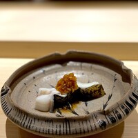 くるますし - 3mmはあろう透きとおるようなゼラチン質の皮目。 なんだと思います？ ウツボです。 上質なゼラチン、白くて弾力ある白身は、その外見からは想像できないほど上質。 高貴ですらあります。 酸っぱい玉ねぎソースが引き締めます。 外見で判断しちゃダメって、死んだ（死んでない！）母ちゃんの言葉を思い出しました。