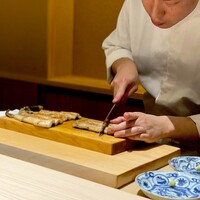 くるますし - 蒸してもないのに、分厚い青鰻が登場。 大将が切り分けてる間、オジサンたちは涎垂らしたワンコ状態。