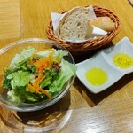 Le Bar A Vin 52 Azabu Tokyo - サラダ＆食べ放題のパン