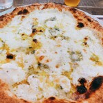 Zecchini Pizza Bancarella - クワトロフォルマッジ