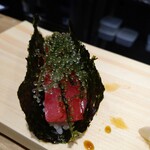 鮨と天ぷら にほんのうみ - 赤身海ぶどうのせ手巻き
