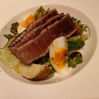 MAISON MARUNOUCHI - 他の前菜としては、炙り鮪のニース風サラダなんかもある