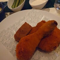 MAISON MARUNOUCHI - 丸の内フライドチキン　マッシュポテト、ピクルス、ランチドレッシング添え　チキンの隣に小さく佇むコーンブレッドが何気にすごく本格的