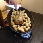 シェ ケンタロウ - ウズラは殻つき落花生と共に調理する