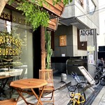 CRITTERS BURGER - 「大阪メトロ 心斎橋駅」からは徒歩3分と駅近であり、アクセスは抜群の立地にある。外観に派手さは無いが、落ち着いたお洒落な造りだ。