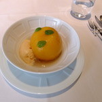 イザイ - 丸ごと桃のコンポートとはちみつアイス