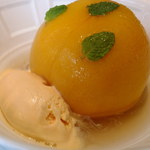 イザイ - 丸ごと桃のコンポートとはちみつアイス