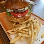 グーギーズカフェ - 信州バーガー＠1,300円+モッツァレラチーズ@250円+ポテトセット@110円