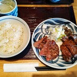 牛たんと和牛焼き青葉 - ハラミとタンのセットを注文。