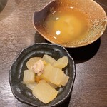 Yonjuunanatodoufukenno Nihonshu Seizoroi Fujikishouten - 食べ放題のお通しとシジミ汁