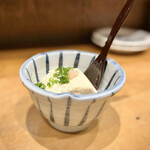 炭火焼鳥 きち蔵 - つきだし(自家製豆腐)