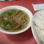 太興飯店 - 定食のスープは　もやしシャキシャキ！