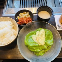 焼肉うしごろ 銀座店 - ごはん、うしごろサラダ、牛骨スープ、キムチ・もやしのナムル