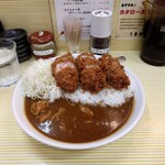 とんかつ檍のカレー屋 いっぺこっぺ - 中の肉がまだピンクなのがお分かりでしょうか?コレが柔くて、ジューシーで美味しい!僕は揚げ物に塩は苦手なので、ソースをかけます。