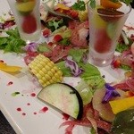 Maison4125 - 前菜盛り合わせもアート！小瓶の中はトマト！カラフル！(’13.10月にて)