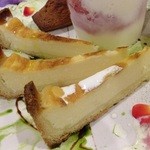 Maison4125 - 自家製のチーズケーキはカラフルなソースと一緒に
