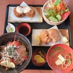 琴吹寿司 - 海鮮丼、ボリュームサラダ、まぐろのコロッケ、唐揚げ、鯛出汁
