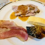 プラス イー クロス - ローストポーク・ベーコン・鯖塩焼き・出汁巻玉子