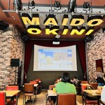 プラス イー クロス - 店内に設置されたスクリーン