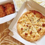 ストロベリーコーンズ - ゴルゴンゾーラとクワトロフォルマッジ(￥999)&フィレチキ(￥580)昨日仕事の激務を頑張ったご褒美に、ひとりピザ笑 ピザにはちみつかけていただきました笑
