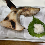 Osashimi Donya - ブリカマ塩焼き　660円