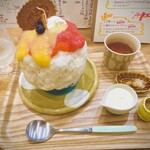 mikumi 季節の野菜とおつまみごはん - こんなに可愛いのに、果物なし&夏の終わりのかき氷SALEゆえに価格¥1,000とは(果物なしで十分満足！)※別途 2種ソース+¥200、塩キャラメルとチーズクリーム+¥200です