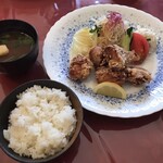 ステーキ 石かわ - おまかせランチ：赤だし・ライス・唐揚げ